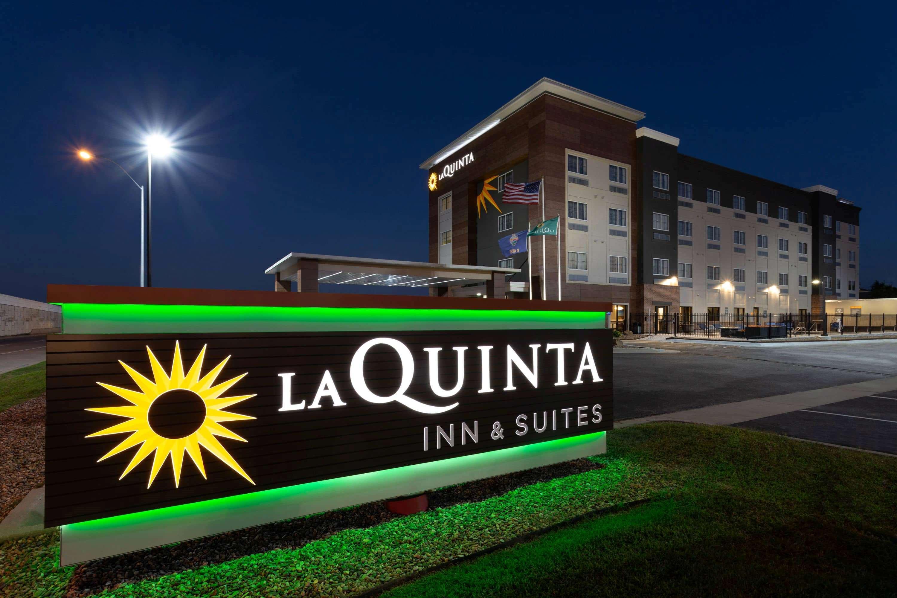 La Quinta By Wyndham Wichita Airport Hotell Exteriör bild